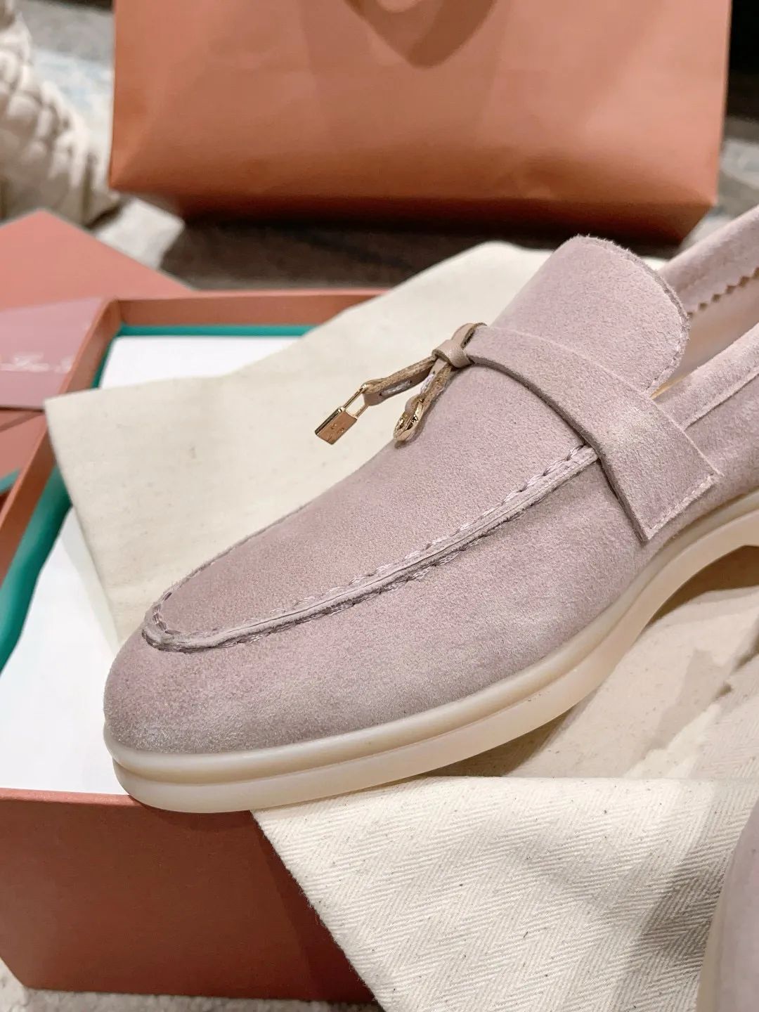 Factory price: 520💰4050 new color. Original purchase, 1⃣️: 1⃣️ folded and developed, Loro Piana professional model to try on feet, quality purchase level, flash sale of common products on the market, welcome to compare, original packaging. Fabric: Imported from Italy🐑High mercerized shearling, Lining: Hand-sewn mark thread in water-dyed cowhide imported from Italy🧵, high-end and elegant. Comfortable on the feet. Size: Women's 35-42 (41, 42) customized, non-returnable, men's 38-45 (46, 47, 48) customized, non-refundable. Fashionable boutiques that you can’t miss, a must-have item